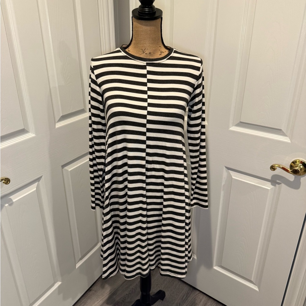 Lou & Grey Black & White Striped Long Sleeve Swing Dress